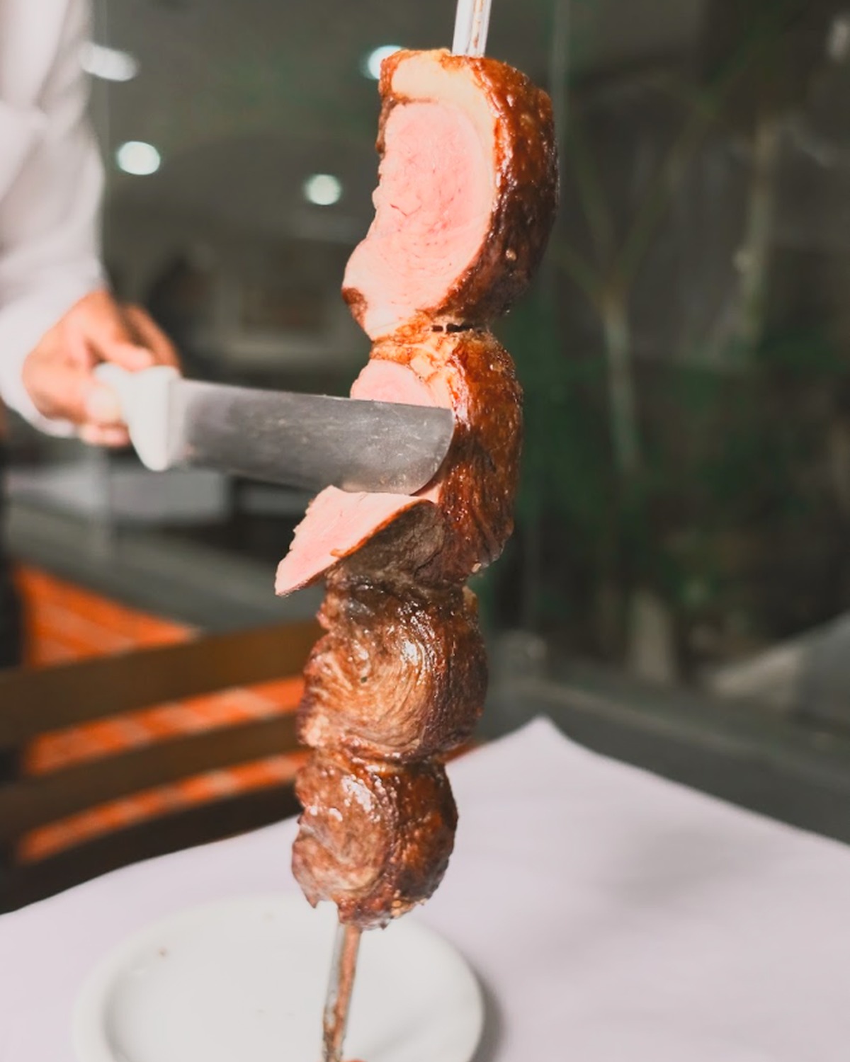 Corte de carne sendo servido no espeto