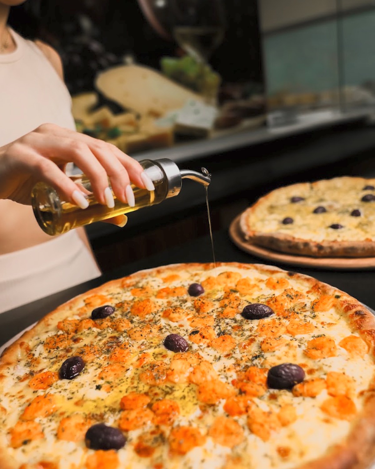 Finalização de pizza artesanal com azeite