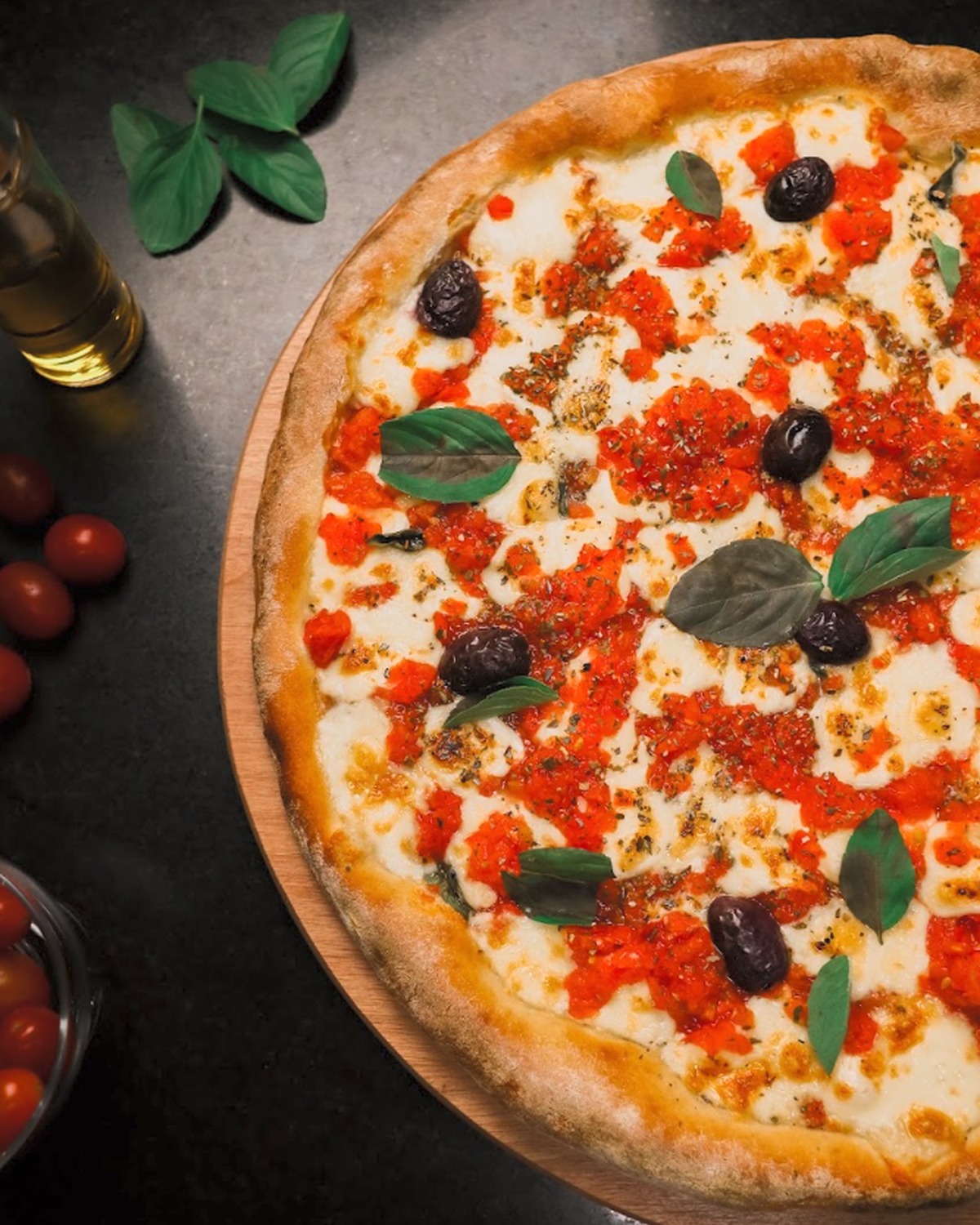 Pizza artesanal com manjericão e azeitonas