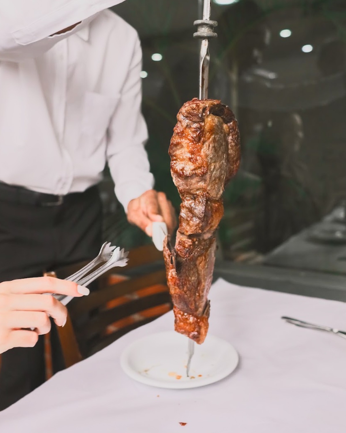 Rodízio de carnes servido à mesa