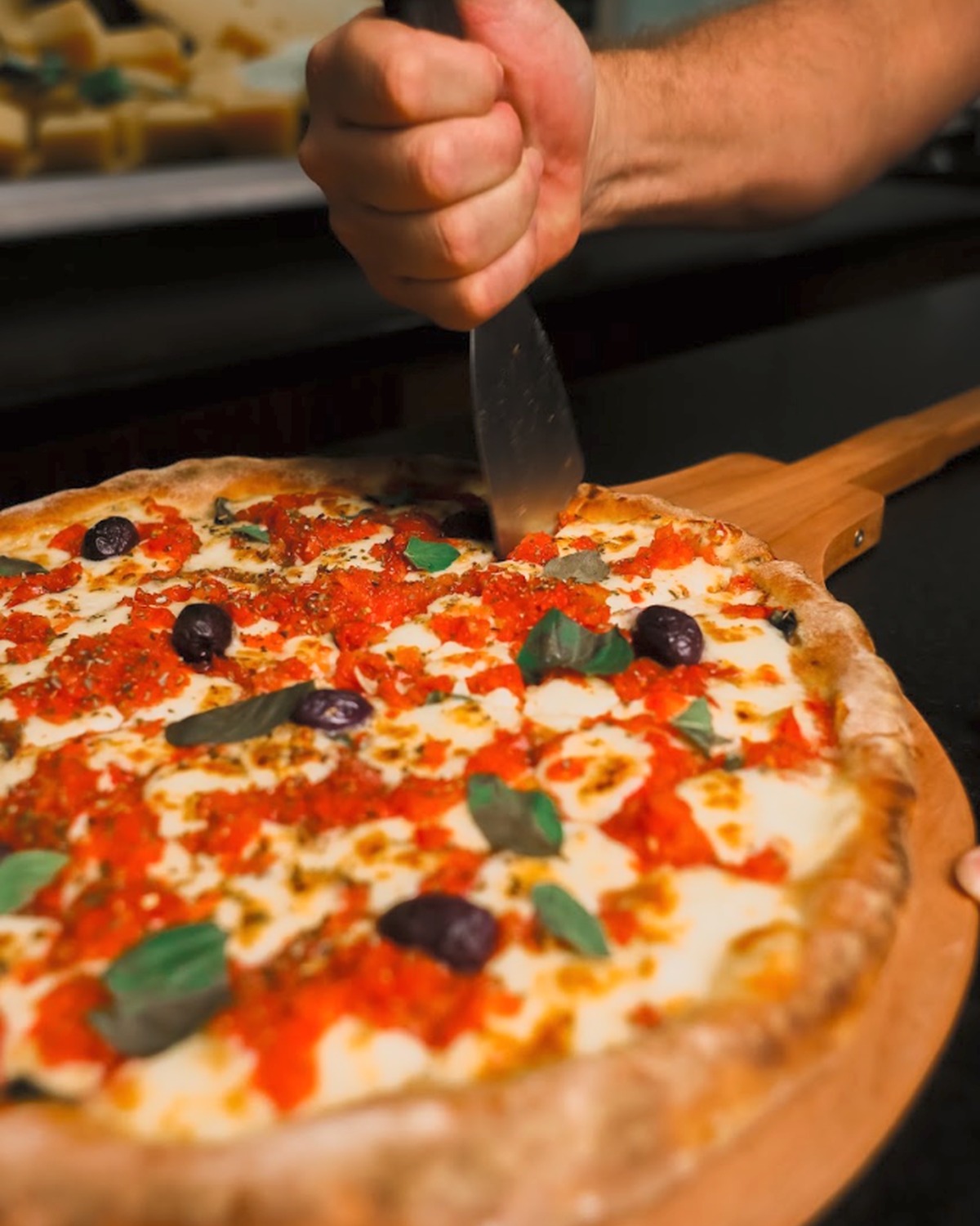 Pizza artesanal sendo cortada